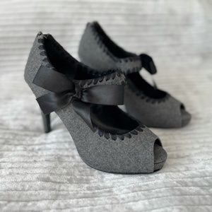 Velvet Heart Gray Peep Toe Stiletto Pumps. Size 6.